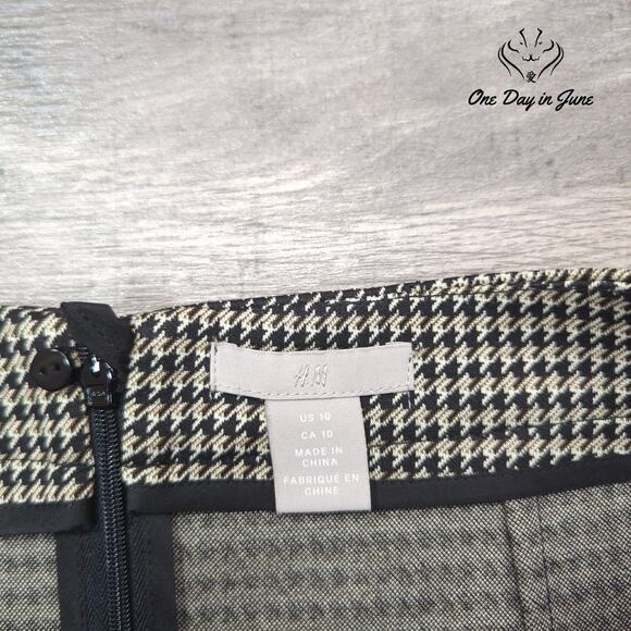 H&M Button Accent Mini Skirt Size 10 - Picture 2 of 5